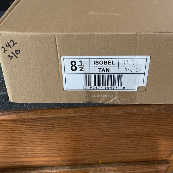 Journee Collection Isobel Inside Zip Stiletto Booties
Size 8.5 - Picture 10 of 10